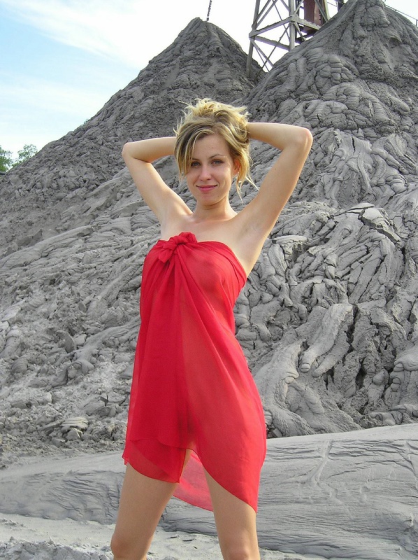 Стройная девица позирует летним днем на улице 3 фото Стройная девица позирует летним днем на улице 3 фото