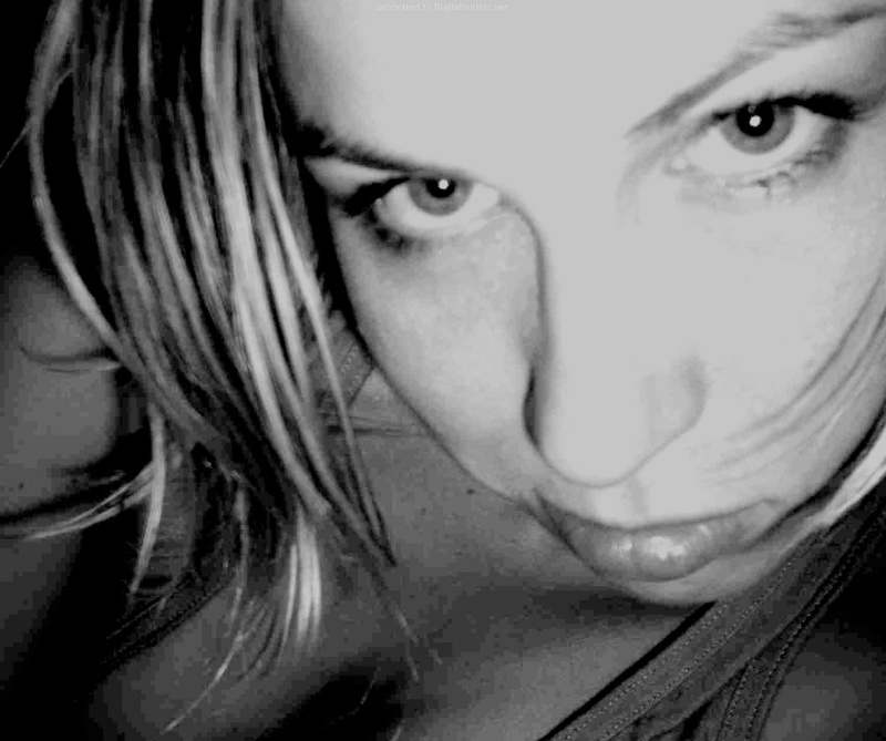 Стройная девица позирует летним днем на улице 18 фото Стройная девица позирует летним днем на улице 18 фото