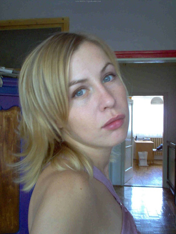 Стройная девица позирует летним днем на улице 8 фото Стройная девица позирует летним днем на улице 8 фото