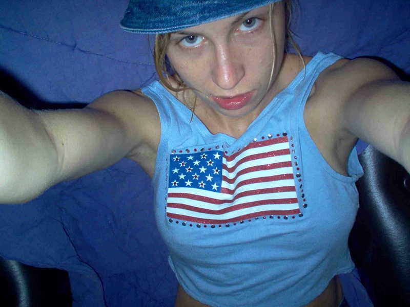 Стройная девица позирует летним днем на улице 17 фото Стройная девица позирует летним днем на улице 17 фото