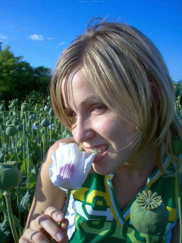 Стройная девица позирует летним днем на улице 10 фото Стройная девица позирует летним днем на улице 10 фото