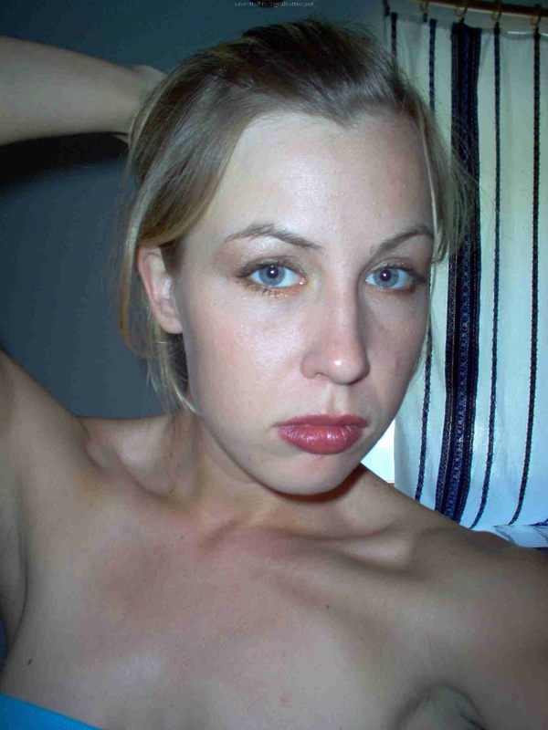 Стройная девица позирует летним днем на улице 13 фото Стройная девица позирует летним днем на улице 13 фото