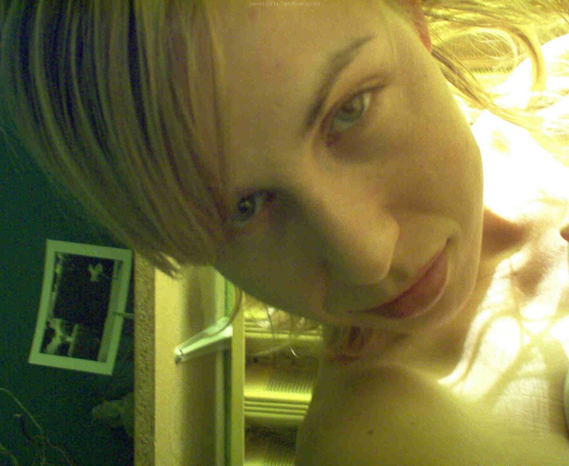 Стройная девица позирует летним днем на улице 14 фото Стройная девица позирует летним днем на улице 14 фото