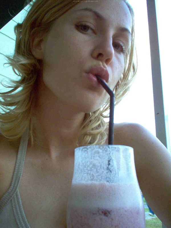 Стройная девица позирует летним днем на улице 23 фото Стройная девица позирует летним днем на улице 23 фото