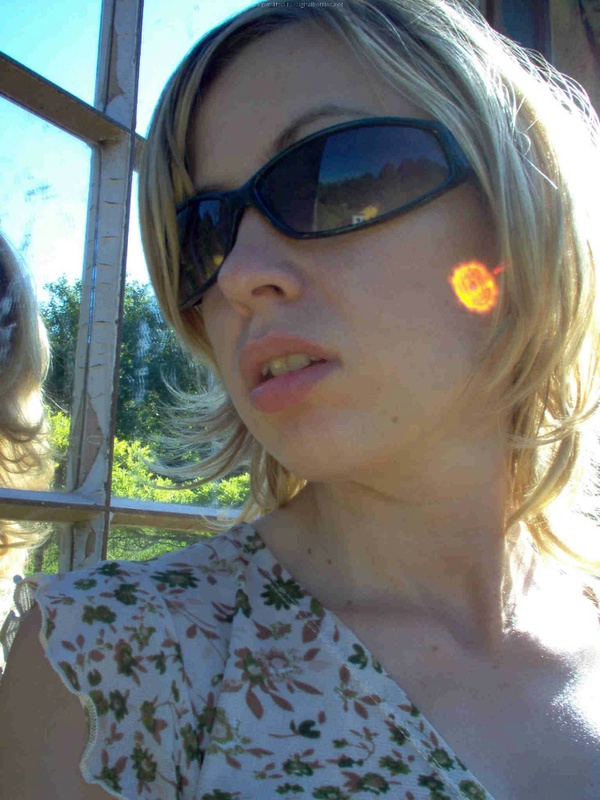 Стройная девица позирует летним днем на улице 4 фото Стройная девица позирует летним днем на улице 4 фото