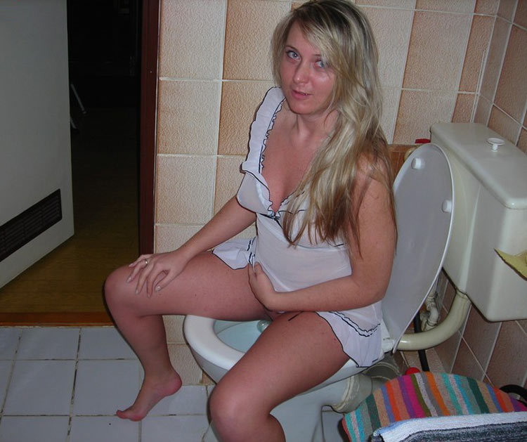 Деревенская мамочка раздвигает ноги и суёт в киску секс-игрушки 8 фото Деревенская мамочка раздвигает ноги и суёт в киску секс-игрушки 8 фото