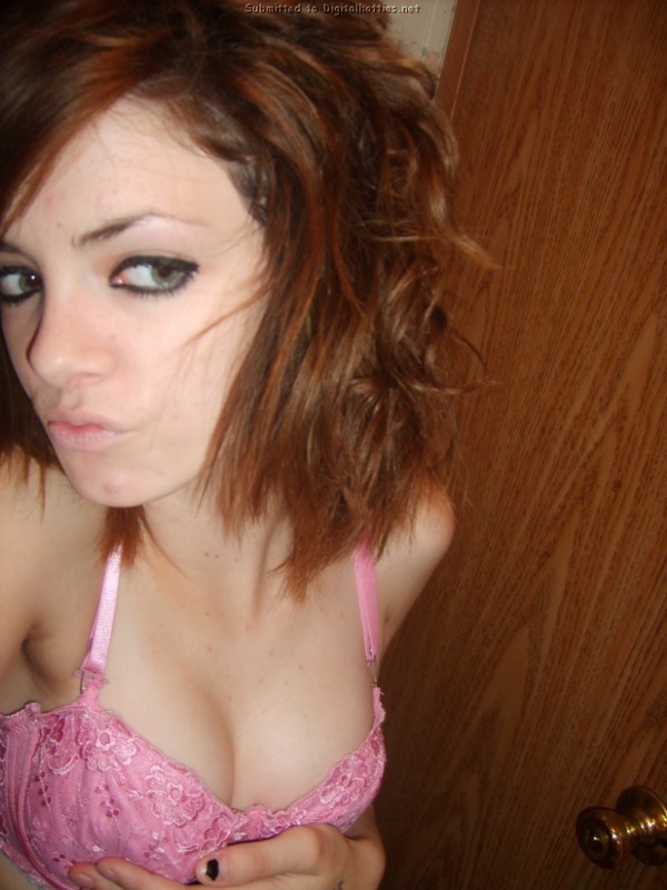 Эмо-девушка позирует возле зеркала в одиночестве 5 фото Эмо-девушка позирует возле зеркала в одиночестве 5 фото