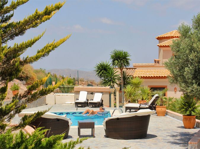 Любвеобильная женщина загорает на курорте 6 фото Любвеобильная женщина загорает на курорте 6 фото