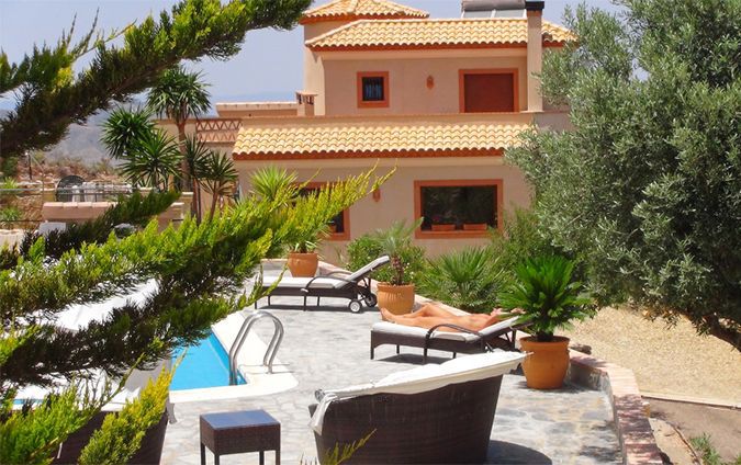 Любвеобильная женщина загорает на курорте 2 фото Любвеобильная женщина загорает на курорте 2 фото