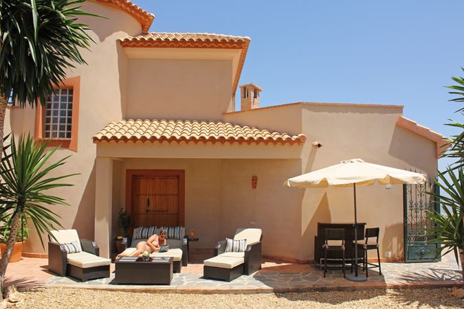 Любвеобильная женщина загорает на курорте 1 фото Любвеобильная женщина загорает на курорте 1 фото