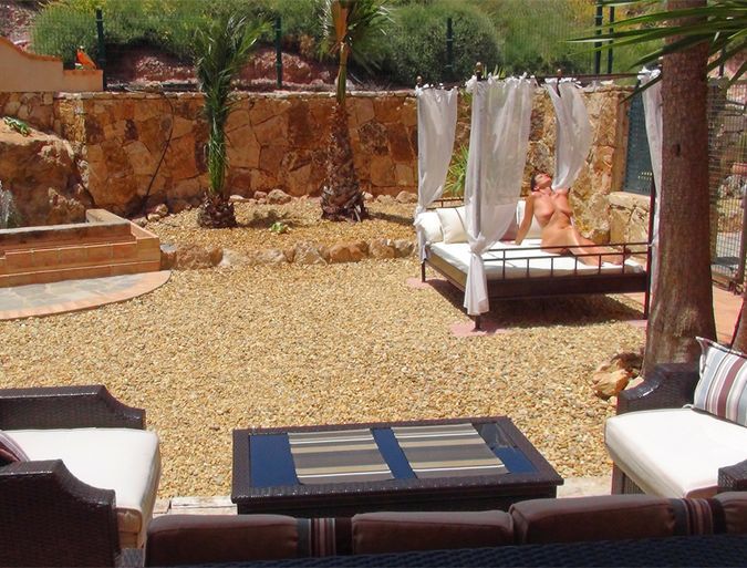 Любвеобильная женщина загорает на курорте 3 фото Любвеобильная женщина загорает на курорте 3 фото