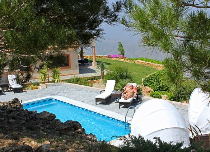 Любвеобильная женщина загорает на курорте 4 фото Любвеобильная женщина загорает на курорте 4 фото