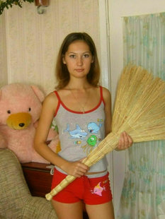 Голая молодая плутовка позирует на камеру