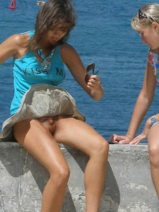 Подборка случайных засветов кисок пошлых телок без трусиков