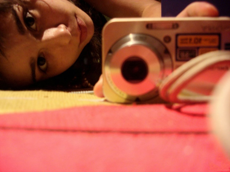 18летняя брюнетка делает селфи перед зеркалом на фотоаппарат 5 фото 18летняя брюнетка делает селфи перед зеркалом на фотоаппарат 5 фото