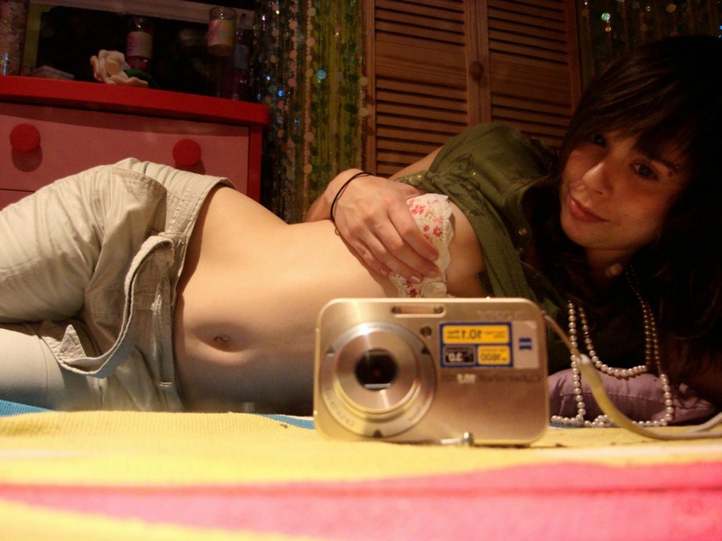 18летняя брюнетка делает селфи перед зеркалом на фотоаппарат 1 фото 18летняя брюнетка делает селфи перед зеркалом на фотоаппарат 1 фото