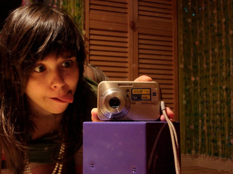 18летняя брюнетка делает селфи перед зеркалом на фотоаппарат 3 фото 18летняя брюнетка делает селфи перед зеркалом на фотоаппарат 3 фото