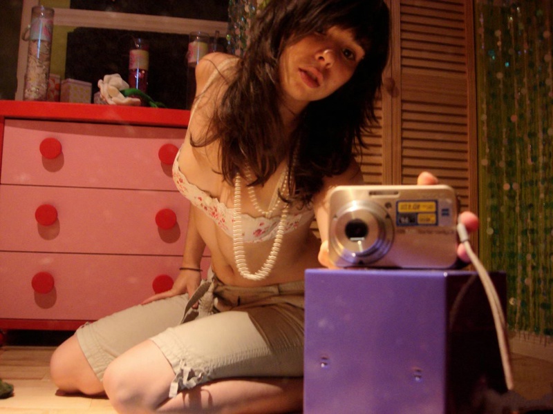 18летняя брюнетка делает селфи перед зеркалом на фотоаппарат 7 фото 18летняя брюнетка делает селфи перед зеркалом на фотоаппарат 7 фото