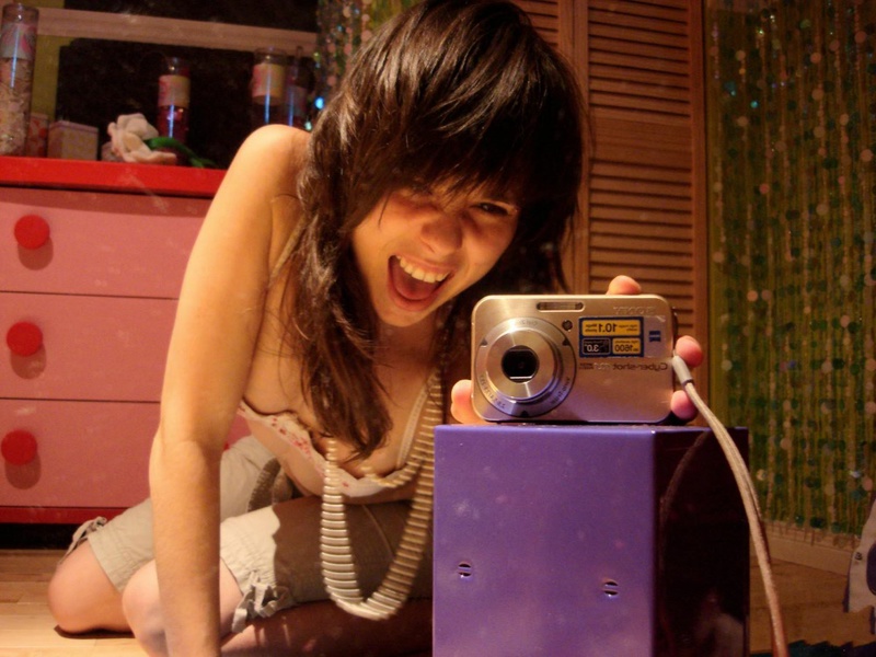 18летняя брюнетка делает селфи перед зеркалом на фотоаппарат 9 фото 18летняя брюнетка делает селфи перед зеркалом на фотоаппарат 9 фото