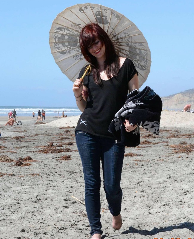 Бойфренд фотографирует татуированную подружку голой на пляже 1 фото Бойфренд фотографирует татуированную подружку голой на пляже 1 фото