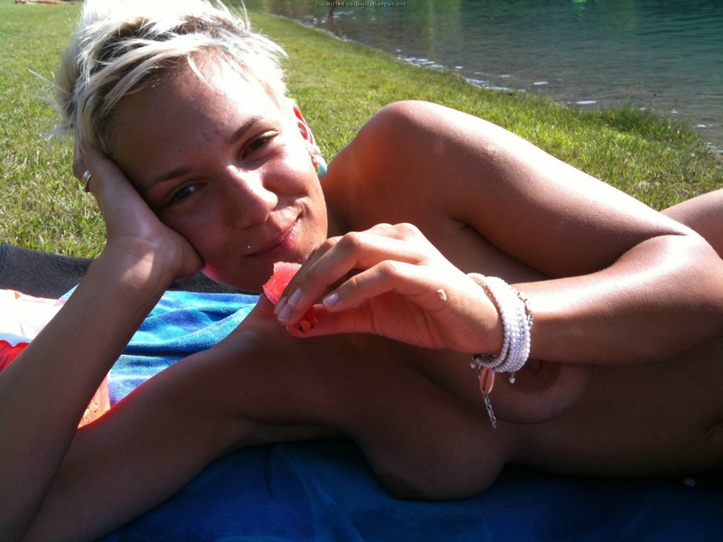 Ласкает влажную вагину дома 4 фото Ласкает влажную вагину дома 4 фото