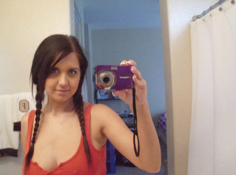 18летняя брюнетка с косичками и большими сиськами делает селфи дома 1 фото 18летняя брюнетка с косичками и большими сиськами делает селфи дома 1 фото