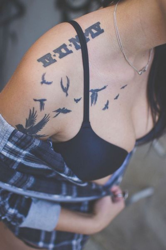 Татуированная неформалка разделась возле бетонной стены 4 фото Татуированная неформалка разделась возле бетонной стены 4 фото