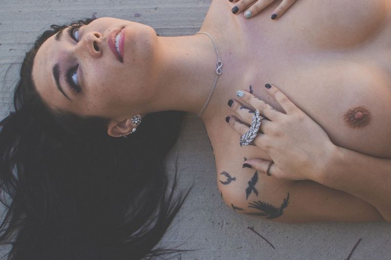 Татуированная неформалка разделась возле бетонной стены 11 фото Татуированная неформалка разделась возле бетонной стены 11 фото