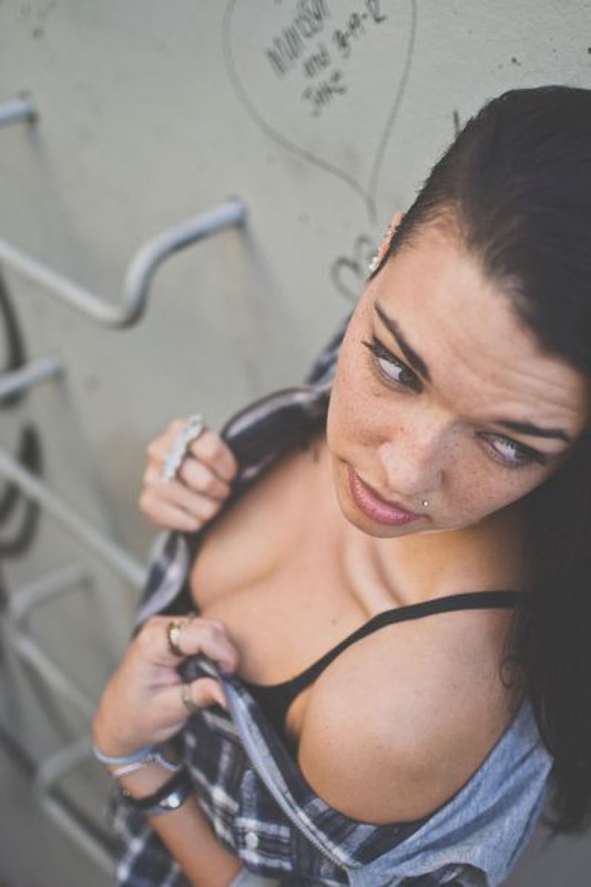 Татуированная неформалка разделась возле бетонной стены 3 фото Татуированная неформалка разделась возле бетонной стены 3 фото