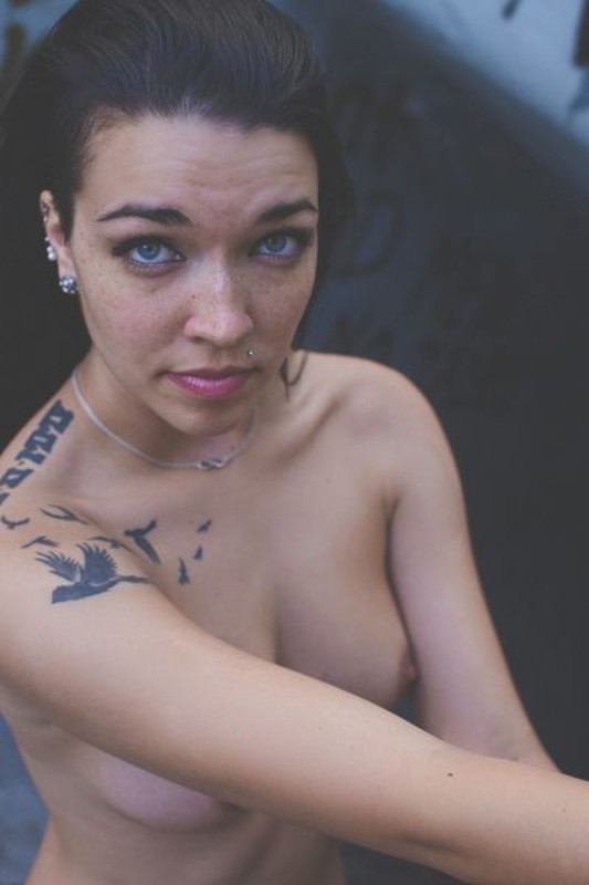 Татуированная неформалка разделась возле бетонной стены 8 фото Татуированная неформалка разделась возле бетонной стены 8 фото