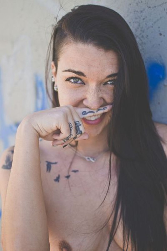 Татуированная неформалка разделась возле бетонной стены 1 фото Татуированная неформалка разделась возле бетонной стены 1 фото