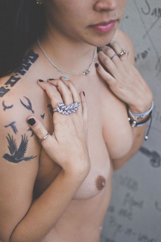 Татуированная неформалка разделась возле бетонной стены 6 фото Татуированная неформалка разделась возле бетонной стены 6 фото