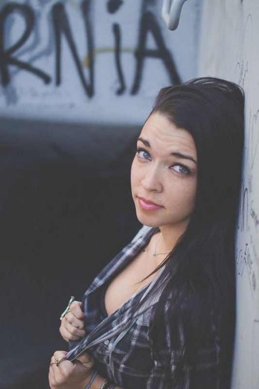 Татуированная неформалка разделась возле бетонной стены 2 фото Татуированная неформалка разделась возле бетонной стены 2 фото