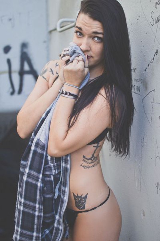 Татуированная неформалка разделась возле бетонной стены 27 фото Татуированная неформалка разделась возле бетонной стены 27 фото