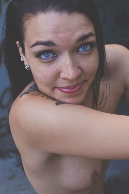 Татуированная неформалка разделась возле бетонной стены 39 фото Татуированная неформалка разделась возле бетонной стены 39 фото