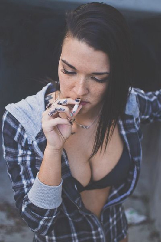 Татуированная неформалка разделась возле бетонной стены 19 фото Татуированная неформалка разделась возле бетонной стены 19 фото