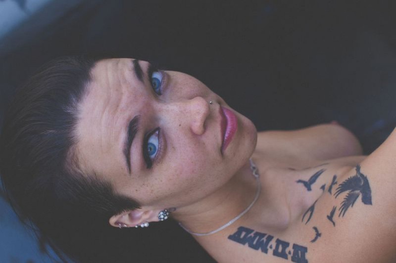 Татуированная неформалка разделась возле бетонной стены 37 фото Татуированная неформалка разделась возле бетонной стены 37 фото