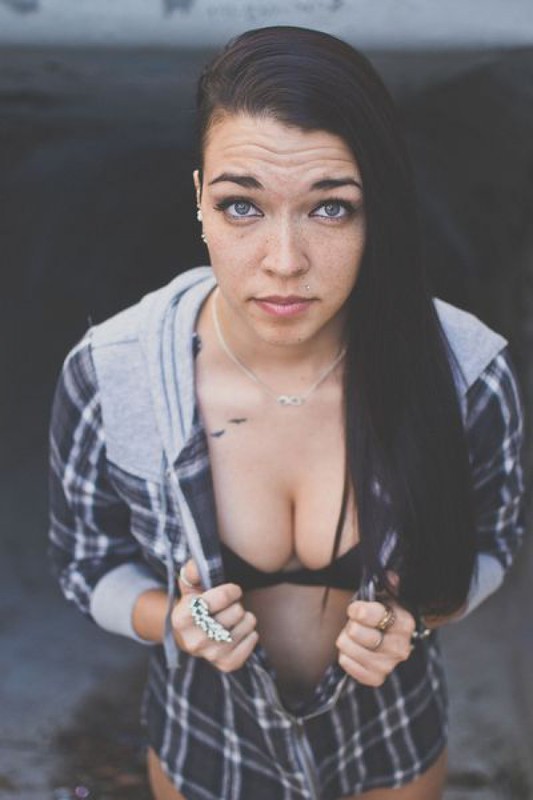 Татуированная неформалка разделась возле бетонной стены 21 фото Татуированная неформалка разделась возле бетонной стены 21 фото