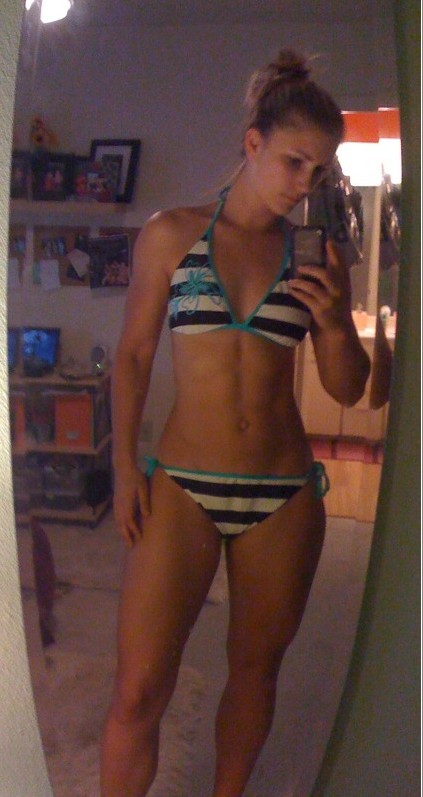 Голые подруги демонстрируют себя фоткаясь у зеркала 5 фото Голые подруги демонстрируют себя фоткаясь у зеркала 5 фото