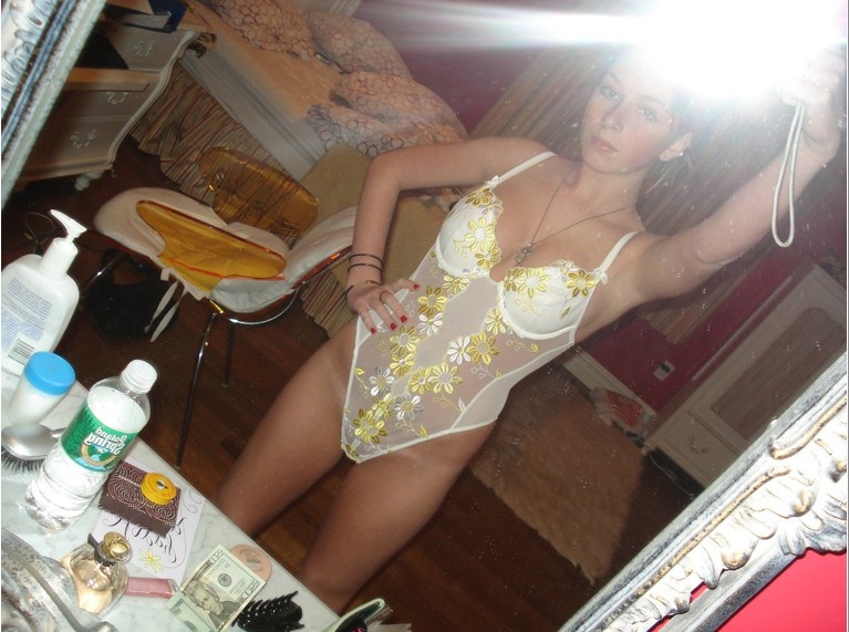 Голые подруги демонстрируют себя фоткаясь у зеркала 7 фото Голые подруги демонстрируют себя фоткаясь у зеркала 7 фото