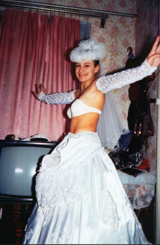 Советская баба примеряет свадебное платье и шубу на голое тело 1 фото Советская баба примеряет свадебное платье и шубу на голое тело 1 фото