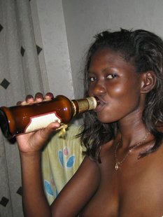 Пьяная негритоска раздвигает пальцами половые губки