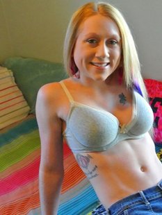 Неформальная милфа с татуировками раздевается для молодого хахаля