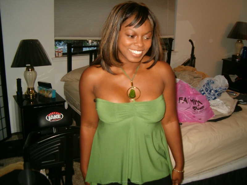 Пышная негритянка подставляет киску для пениса любимого 1 фото Пышная негритянка подставляет киску для пениса любимого 1 фото