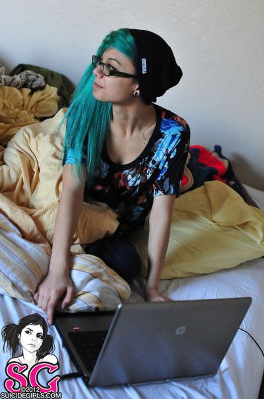 18летняя анимэшница с зелеными волосами разделась на постели 8 фото 18летняя анимэшница с зелеными волосами разделась на постели 8 фото