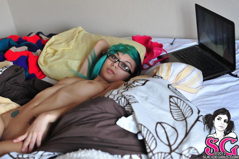 18летняя анимэшница с зелеными волосами разделась на постели 20 фото 18летняя анимэшница с зелеными волосами разделась на постели 20 фото