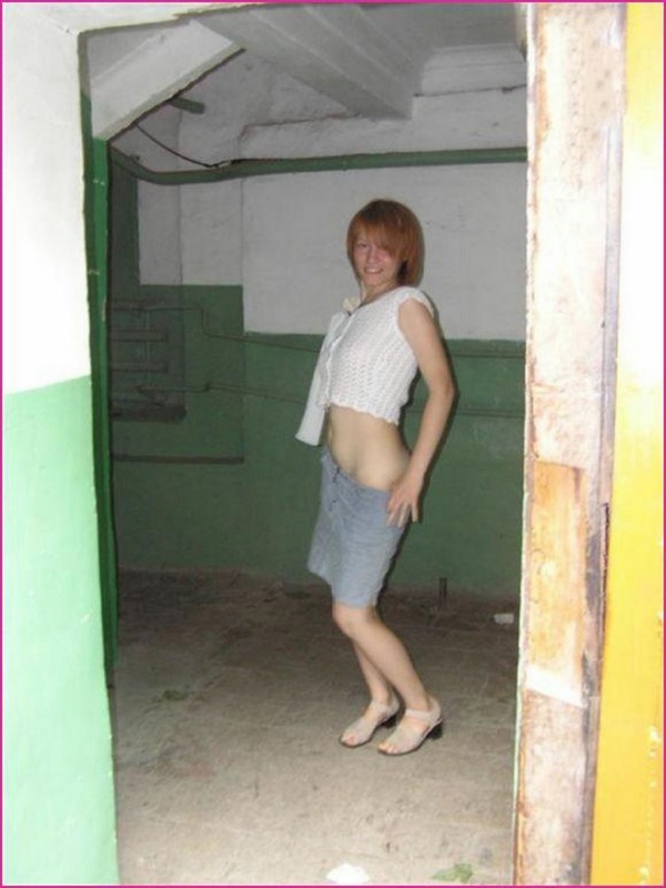 Рыжая дура мастурбирует клитор в подъезде 2 фото Рыжая дура мастурбирует клитор в подъезде 2 фото