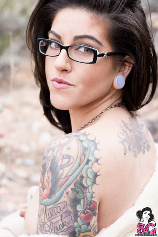 Татуированная крошка позирует в горах 9 фото Татуированная крошка позирует в горах 9 фото