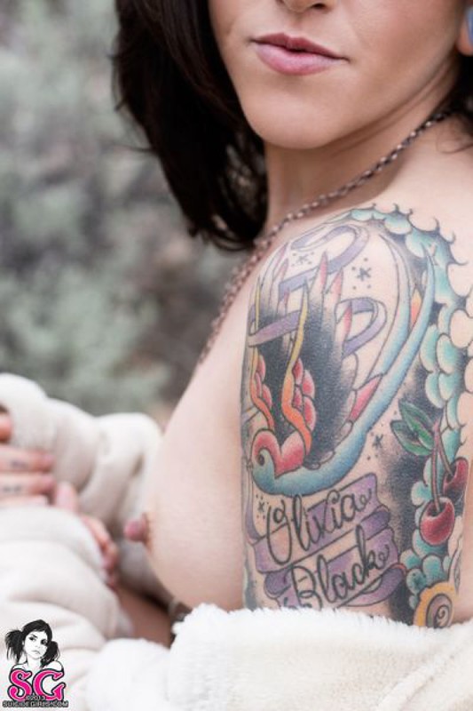 Татуированная крошка позирует в горах 18 фото Татуированная крошка позирует в горах 18 фото