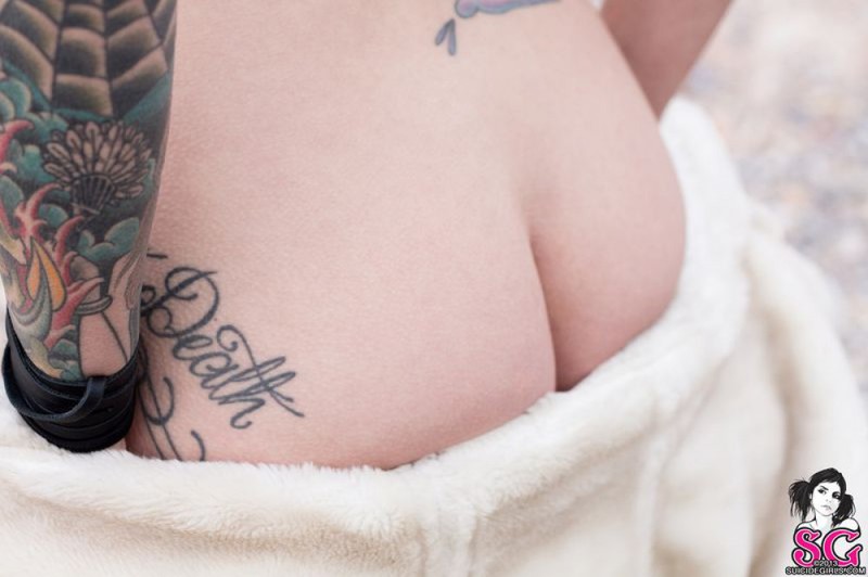 Татуированная крошка позирует в горах 2 фото Татуированная крошка позирует в горах 2 фото